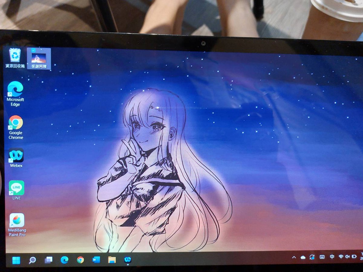 Archen_z's tweet photo. 拿朋友的可拆式電腦來玩，隨便加個背景當桌布

#illustraion
#イラスト
#女子高生 https://t.co/pIJf3YMcCo