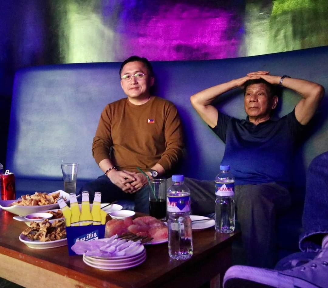 ai_ceniza's tweet photo. Pa chill-chill na lang si ex-PRRD. Hindi sya ung tipong bida-bida. Ung hindi pakialamero sa bagong administrasyon. Alam nya kung saan sya lulugar! Ganun dapat. Tsaka lang umentra kapag kinilabit na ng taga gobyerno. Kapag hiningan ng payo ni PBBM.
#DDSForever https://t.co/TJjxbmnicu