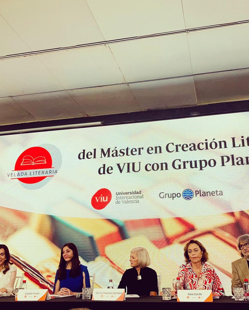 VioletaSerga's tweet image. 🌺 Gracias Valencia y gracias a todos los que siguen empeñados en ser felices entre libros. 
••
🖥 Pronto iniciamos la 5 edición! Gracias Ana Gavín y @EspidoFreire por contar conmigo siempre y a la coordinadora @MariaRosellG que lo hace posible.