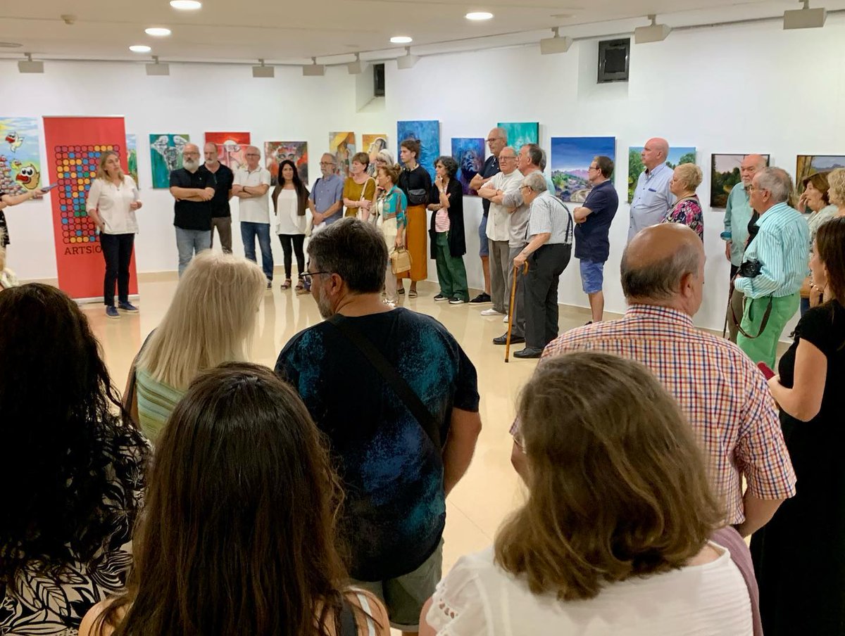 artsioficis's tweet photo. Ahir es va inaugurar la 31a Mostra Pintors/es d’Olesa 🖼 La mostra està formada per 69 obres de 40 pintors i pintores olesanes d’estil i edat diverses 👩🏻‍🎨

ℹ️ Exposició del 22/9 al 9/10 - Casa de Cultura

#olesademontserrat #exposiciodepintura #pintorsolesa https://t.co/MsijlzPqfW