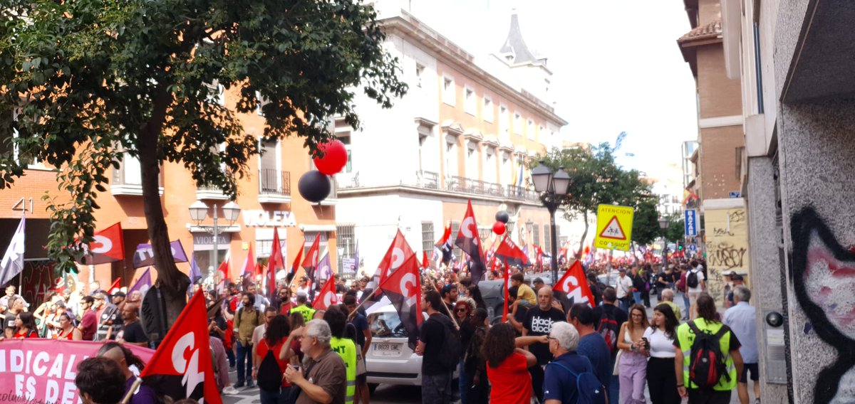 Con nuestras compas de <a href="/llibertaria_uab/">Ass Llibertària UAB - FEL</a> dando nuestra solidaridad a la <a href="/CNTsindicato/">CNT Sindicato</a>. #HacerSindicalismoNoEsDelito