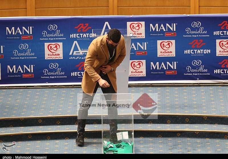 v_sabegh's tweet photo. علی کریمی رو اگه خود فوتبالیا قبول داشتن الان رئیس فدراسیون بود نه رهبر براندازا :) https://t.co/szjvGfc6Gq
