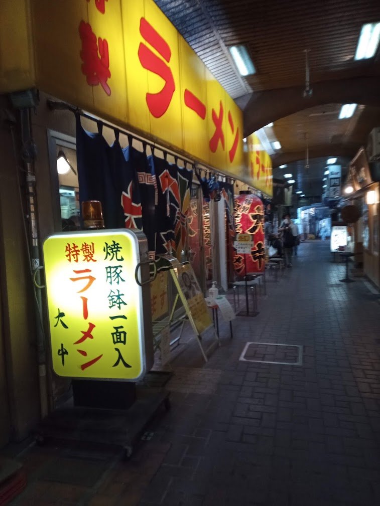 「本日は京都の近鉄桃山御陵前駅を降りたすぐ目の前にある「大中ラーメン」を頂きました」|通りすがりのファントムのイラスト
