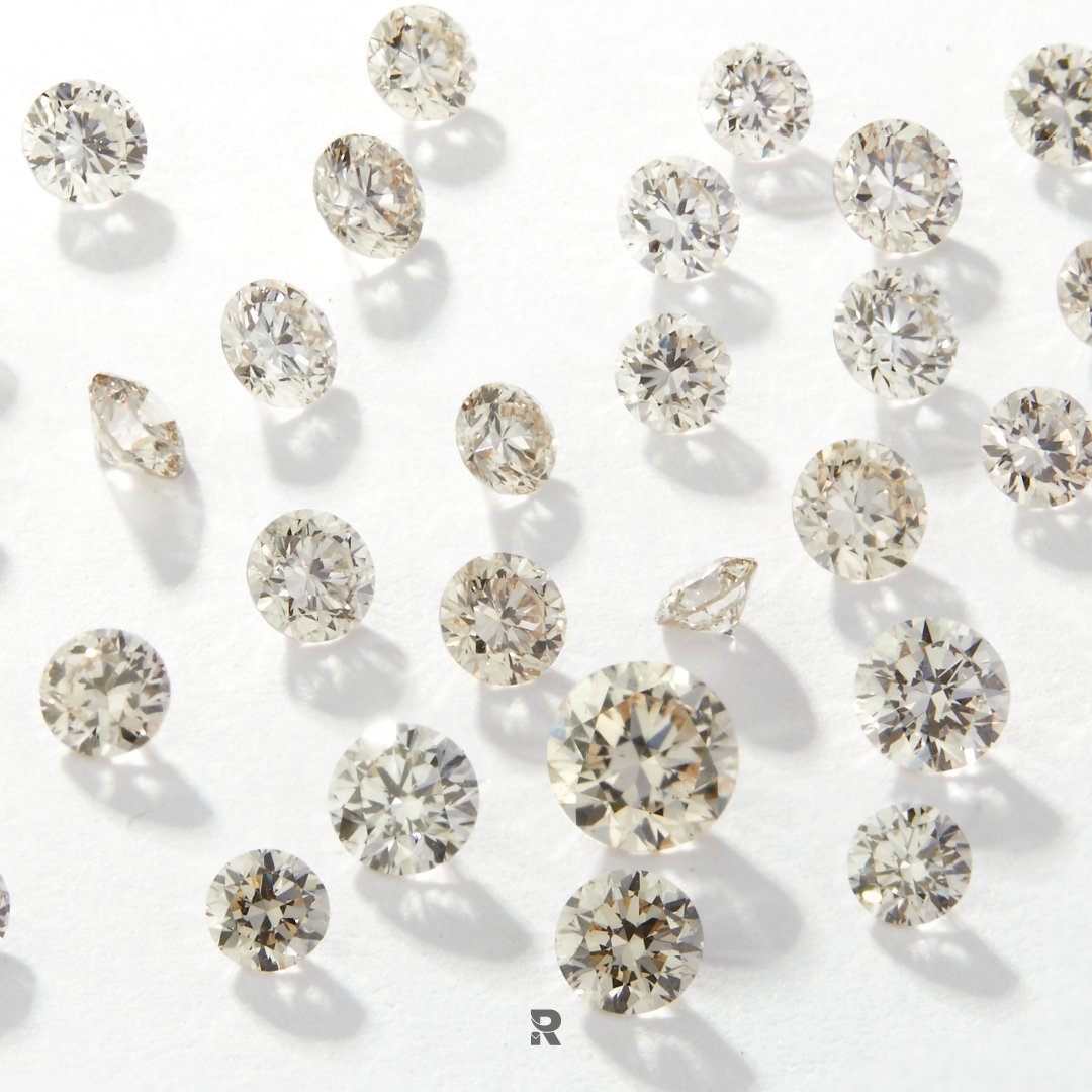 rrpdiamonds's tweet photo. Melee diamonds are tiny diamonds.💎
We usually use them on the shank and halo of engagement rings.💍🧜🏻‍♀️⠀⠀⠀⠀⠀⠀⠀⠀⠀
They can be as small as 0.001ct (1/1000 of a carat) 🤪🤓

Color-IJKL
Clarity-VVs2-VS1

Best Price Available
@rrpdiamond

#diamondseller #giacertified https://t.co/vR2OeN7y9A