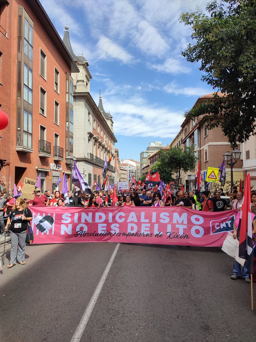 CNT_Villaverde's tweet photo. Las calles de Madrid son un grito de solidaridad. Nos querían solas y con miedo, nos encuentran juntas y en lucha. Y no vamos a parar
#HacerSindicalismoNoEsDelito #SolidaridadCNTXixon
#24SLlenarMadridDeSolidaridad https://t.co/mhp6O1hrgU