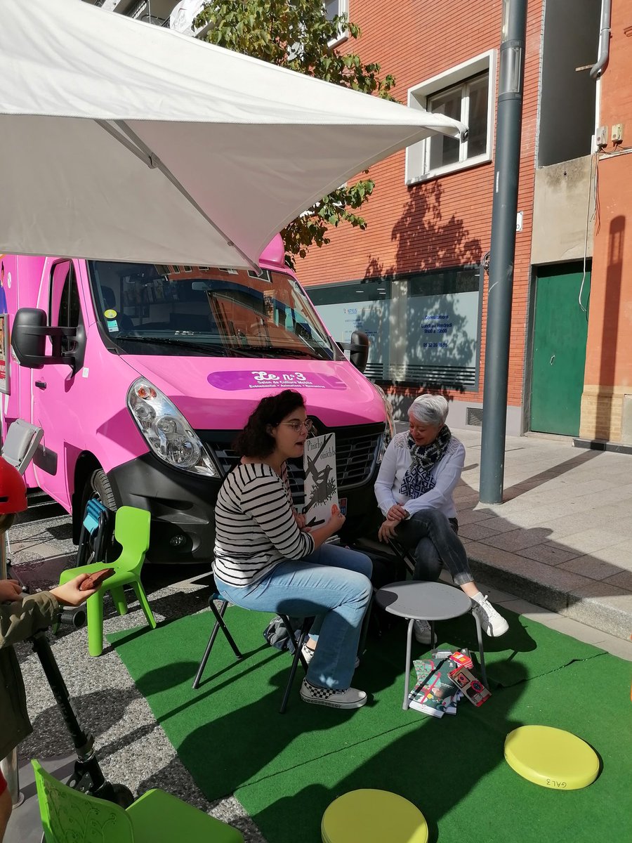 bibliobus_tlse's tweet photo. [BAYART STREET] venez à pied ou avec tout moyen à roulettes pour découvrir notre sélection sur le vélo et d'autres surprises 🚲😊✨ https://t.co/7Sjwd7x4Wb