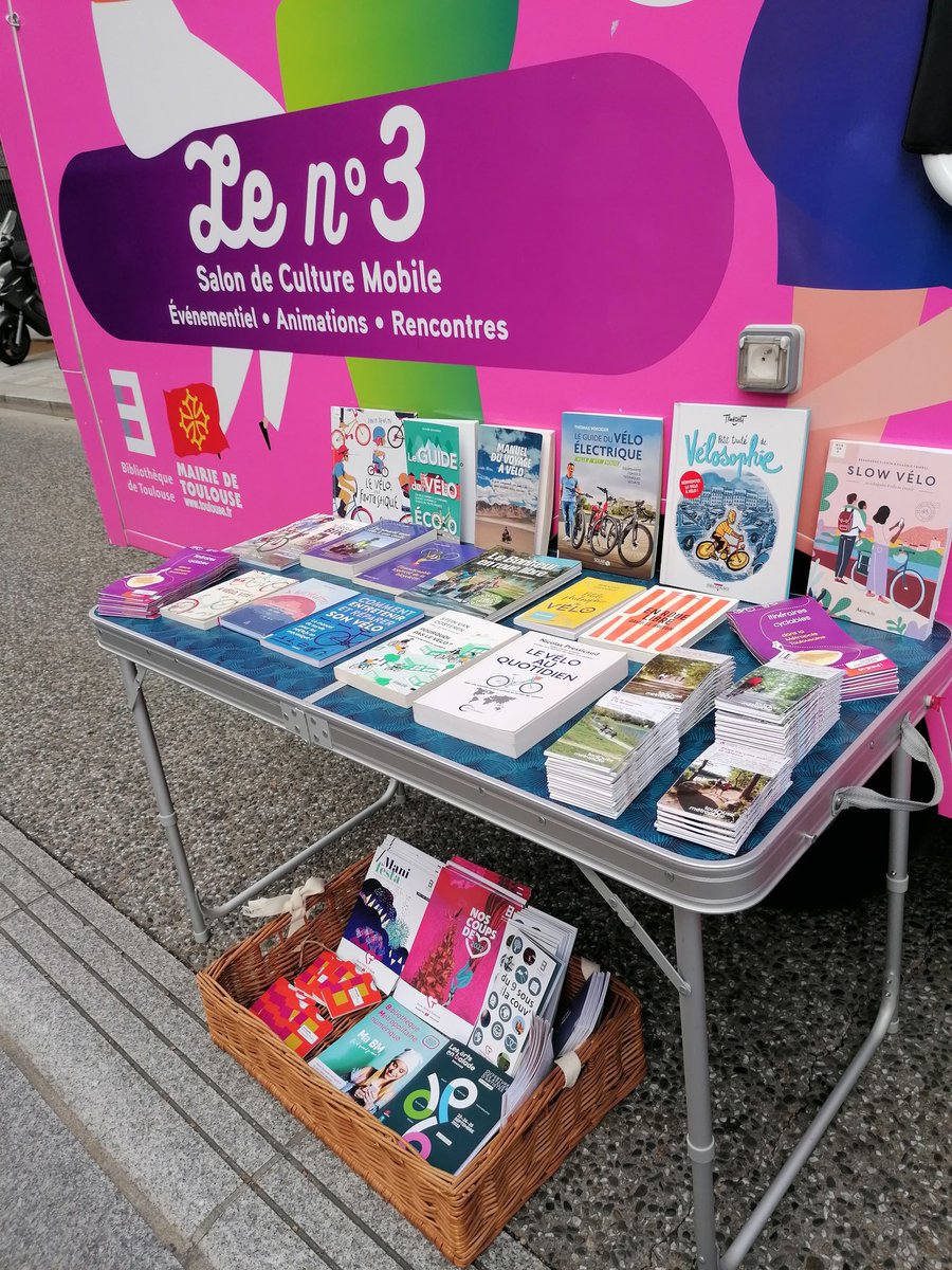 bibliobus_tlse's tweet photo. [BAYART STREET] venez à pied ou avec tout moyen à roulettes pour découvrir notre sélection sur le vélo et d'autres surprises 🚲😊✨ https://t.co/7Sjwd7x4Wb