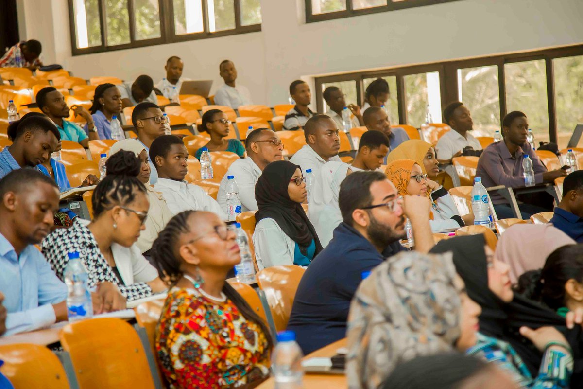 muhimbiliuniver's tweet photo. Wafamasia kutoka MUHAS,Baraza la wafamasia Tanzania wakifanya  k mdahalo uliongelea wajibu wa wafamasia kufikia malengo ya afya bora kupitia bima ya afya kwa wote
#SikuyaWafamasiaDuniani https://t.co/f3D7LeWP5g