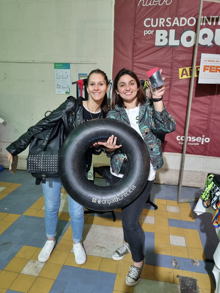 NoeliaOrlandi's tweet photo. El mundo Colón sigue apostando a #OnPath . Ayer @_iaraDosso se llevó su porta carnet que casualmente era rojo y negro ( guiño guiño👀)
Gracias reinaaaa un honor! Y encima le sonrio a la cámara https://t.co/5dcJBVIbF7