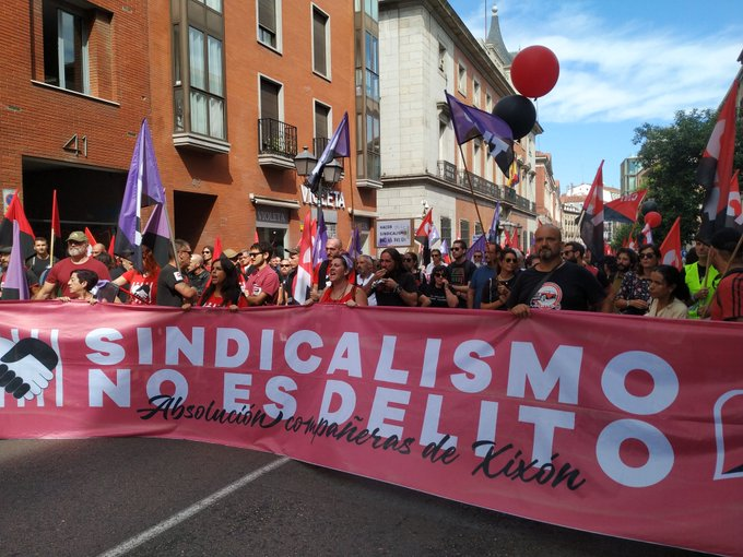 CNT gana músculo. Foto hecha en Madrid en la manifestación por la condena a prisión de 6 compañeras sindicalistas.

#sindicalismonoesdelito