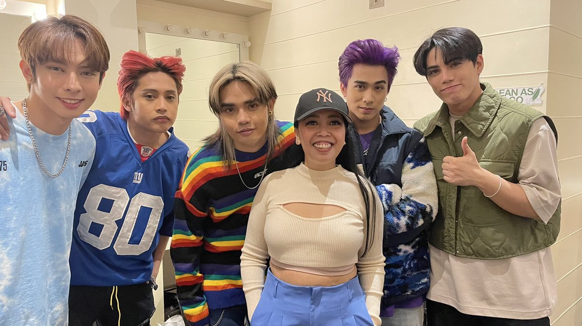 KalaKai1978's tweet photo. Bago ang pic na ito, Pumila ako sa labas ng dressing room. Tapos nung turn ko na sabe ko : “wait HIHINGA muna ako!!!!” 🤣 tumawa silaaang lima! @SB19Official  Salamat Mahalima.💙 God bless your #Wyat world tour!!!!✨ https://t.co/5bWZupKdiA