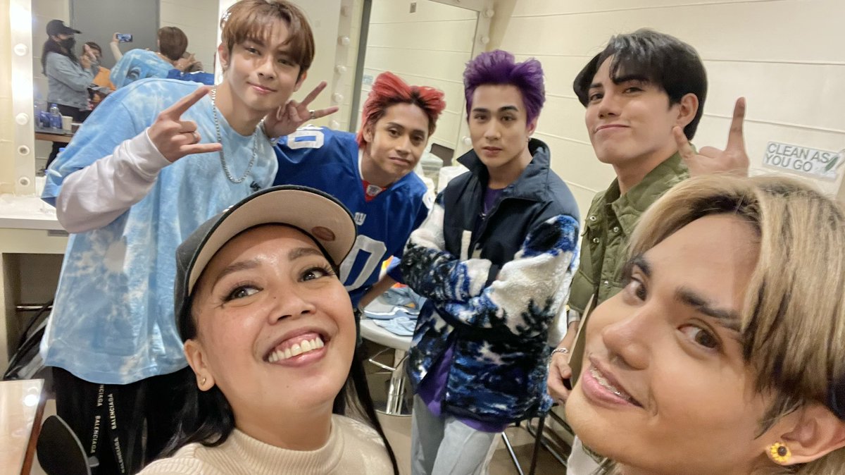 KalaKai1978's tweet photo. Bago ang pic na ito, Pumila ako sa labas ng dressing room. Tapos nung turn ko na sabe ko : “wait HIHINGA muna ako!!!!” 🤣 tumawa silaaang lima! @SB19Official  Salamat Mahalima.💙 God bless your #Wyat world tour!!!!✨ https://t.co/5bWZupKdiA