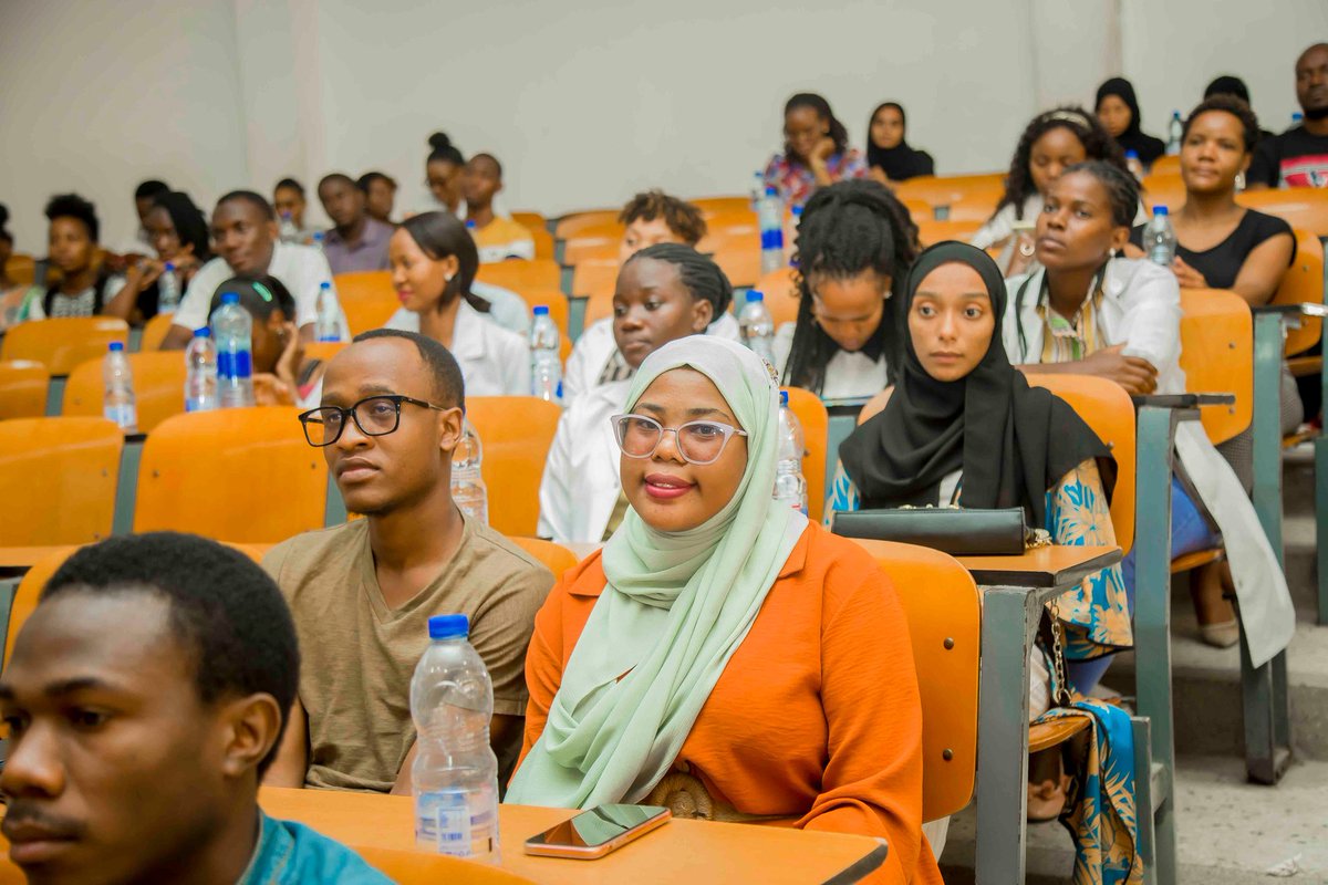 muhimbiliuniver's tweet photo. Wafamasia kutoka MUHAS,Baraza la wafamasia Tanzania wakifanya  k mdahalo uliongelea wajibu wa wafamasia kufikia malengo ya afya bora kupitia bima ya afya kwa wote
#SikuyaWafamasiaDuniani https://t.co/f3D7LeWP5g