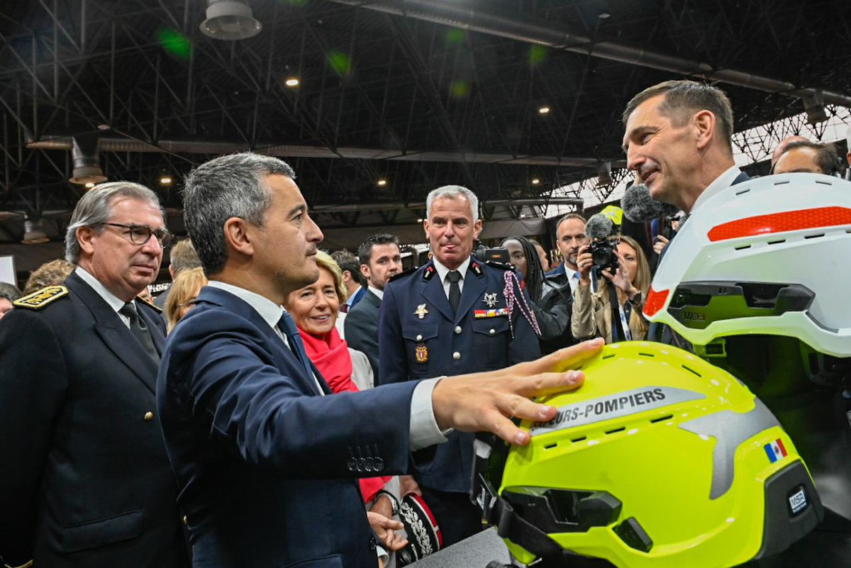 GDarmanin's tweet photo. Merci aux sapeurs-pompiers pour leur accueil au Congrès national de la Fédération des Sapeurs-pompiers de France. L’occasion de rendre hommage, encore une fois, à l’engagement de ces femmes et de ces hommes remarquables. https://t.co/tKVEpKkgYs
