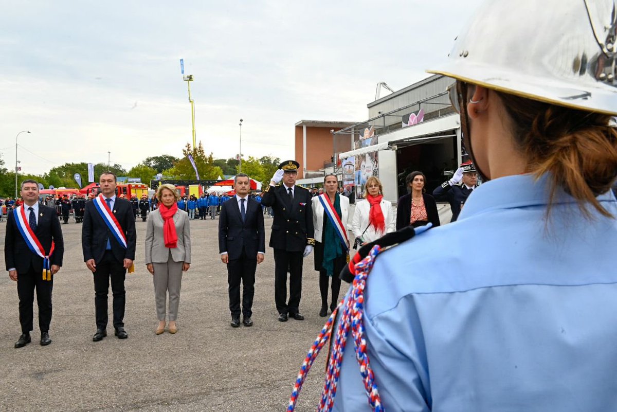GDarmanin's tweet photo. Merci aux sapeurs-pompiers pour leur accueil au Congrès national de la Fédération des Sapeurs-pompiers de France. L’occasion de rendre hommage, encore une fois, à l’engagement de ces femmes et de ces hommes remarquables. https://t.co/tKVEpKkgYs