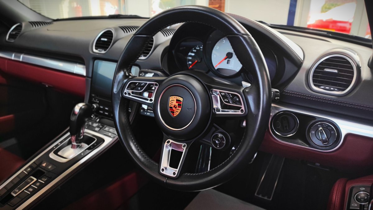 HarbourCars's tweet photo. What better way to spend a Saturday.. Roof down, Engine on and Open roads.

Let us introduce you to our Boxster 718 S PDK. Finished in the beautiful Basalt Black Metallic Paint and contrasting Black &amp; Bordeaux Extended Leather.
https://t.co/gBW6NBpU7L

#porsche #porscheboxster https://t.co/IA8102LmCx