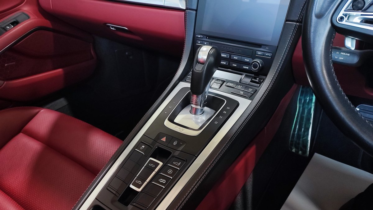 HarbourCars's tweet photo. What better way to spend a Saturday.. Roof down, Engine on and Open roads.

Let us introduce you to our Boxster 718 S PDK. Finished in the beautiful Basalt Black Metallic Paint and contrasting Black &amp; Bordeaux Extended Leather.
https://t.co/gBW6NBpU7L

#porsche #porscheboxster https://t.co/IA8102LmCx