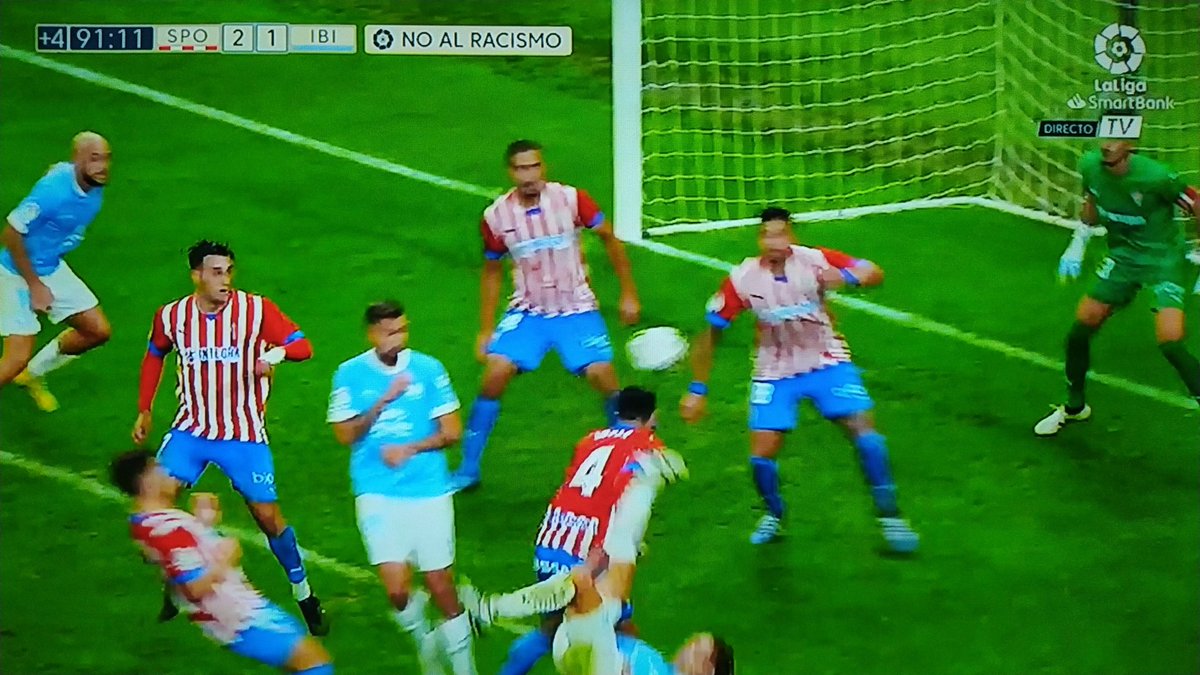 ArchivoVAR's tweet photo. ⚠️ Aclaración del penalti rectificado en el Sporting de Gijón - Ibiza.

En los dos primeros frames, la acción sería penalti al tratarse de un brazo separado y ocupando un espacio.

En el momento del contacto, el brazo se encuentra próximo al cuerpo, lo cual no es sancionable. https://t.co/BUdgj0eSgx