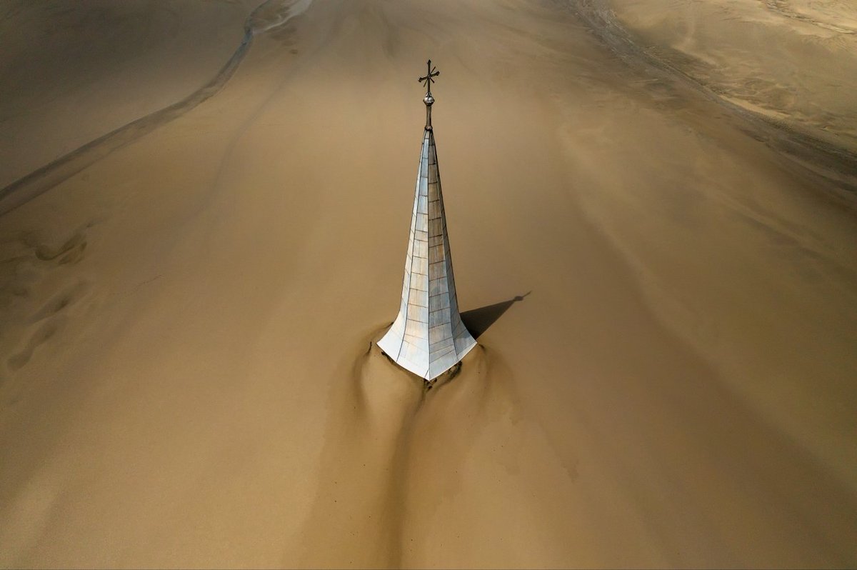 “Fading Faith” by Fabian Balint
thisiscolossal.com/wp-content/upl…