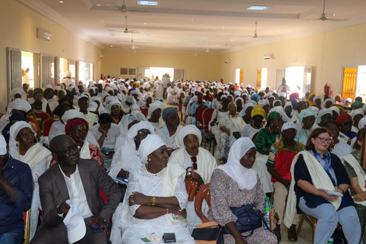 NdiayeWore's tweet photo. Près de deux mille (2 000) femmes venues de tous les recoins du #Sénégal et de la #sous-région pour la commémoration de la #JourneeInternationaleDelaPaix    à Ziguinchor.  @pfpc___ @PlatformFemmes. https://t.co/mM97jsE6zO