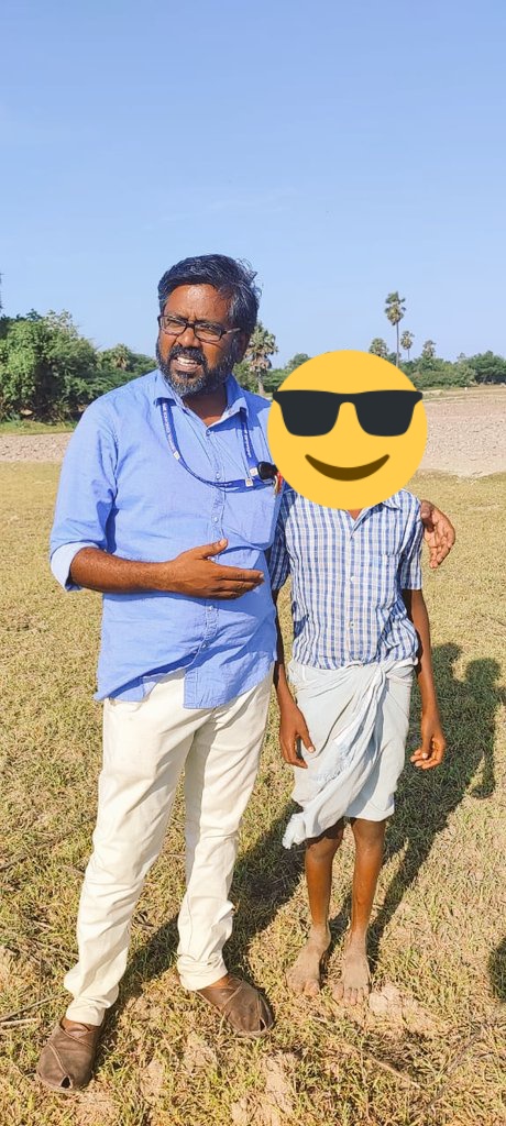 selvachidambara's tweet photo. சில உடல்நல மற்றும் குடும்ப சூழ்நிலை காரணமாக பள்ளிக்குச் செல்லாமல் இருந்த +2 மாணவரை அவர்கள் வயற்காட்டில் சந்தித்து அவருக்கு தேவையான மருத்துவ உதவிகளை செய்து தர உறுதி தந்தும், அவரின் மனநிலை உறுதிபெற ஆலோசனை தந்தும் பள்ளிக்கு வர ஏற்பாடு செய்தேன்.
#கல்வியே_கண் https://t.co/r0O8EUZEGO