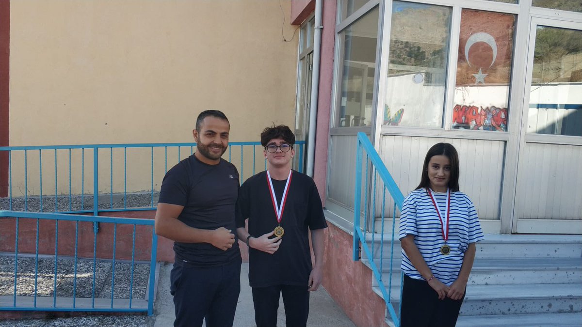 CpalMarmara's tweet photo. Okulumuzda gerçekleştirilen mekik ve şınav yarışmasında dereceye giren öğrencilerimize madalyaları takdim edildi. https://t.co/6KNEr50Hjs