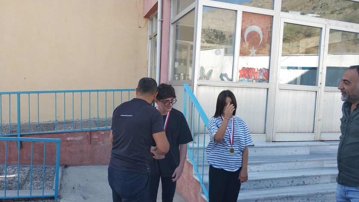 CpalMarmara's tweet photo. Okulumuzda gerçekleştirilen mekik ve şınav yarışmasında dereceye giren öğrencilerimize madalyaları takdim edildi. https://t.co/6KNEr50Hjs
