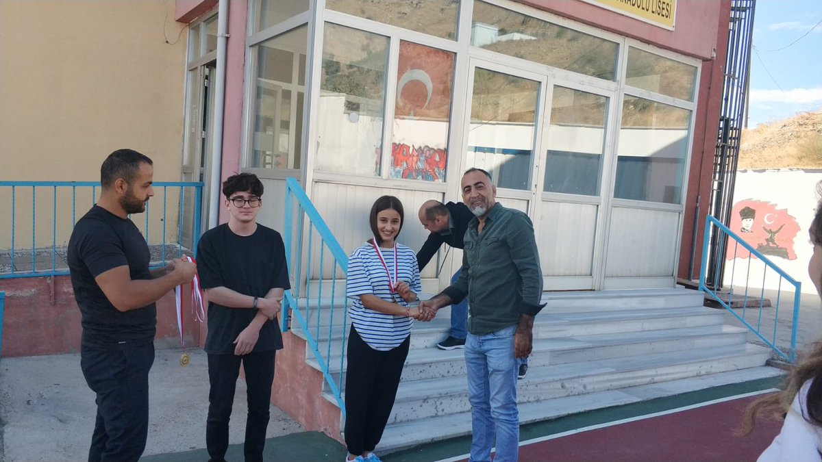 CpalMarmara's tweet photo. Okulumuzda gerçekleştirilen mekik ve şınav yarışmasında dereceye giren öğrencilerimize madalyaları takdim edildi. https://t.co/6KNEr50Hjs