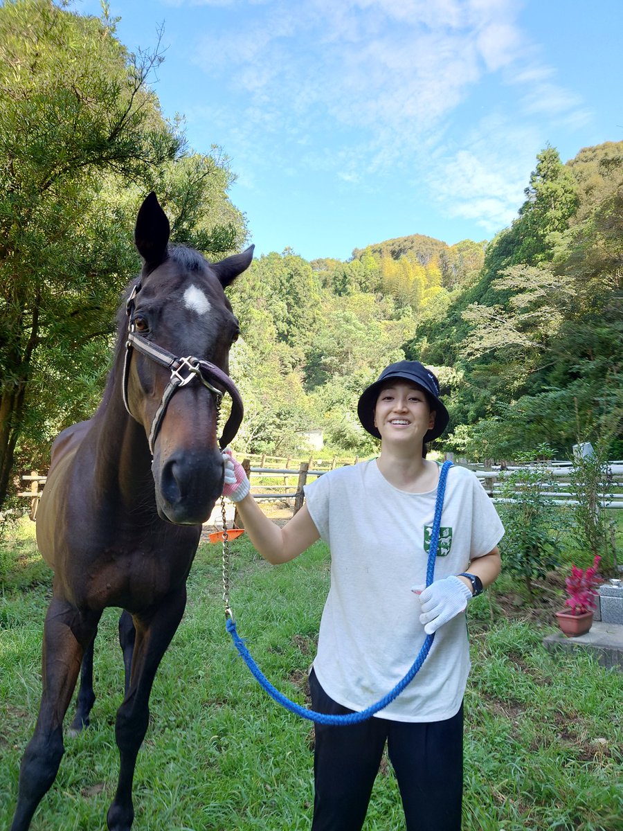 kurokun917's tweet photo. コロナで３年ぶりの会員さん✨北海道からスカイ君に会いに✨いつもと変わんない態度、でもやっぱり嬉しそうなスカイ✨ほのぼのします😊埼玉、高知の会員さんも見えて賑やかな一日✨やっぱり連休はこうじゃなくっちゃね！今日も一日お疲れ様😊✨
#土佐黒潮牧場
#マンハッタンスカイ
#ヘッドライナー https://t.co/J6robkbkN0