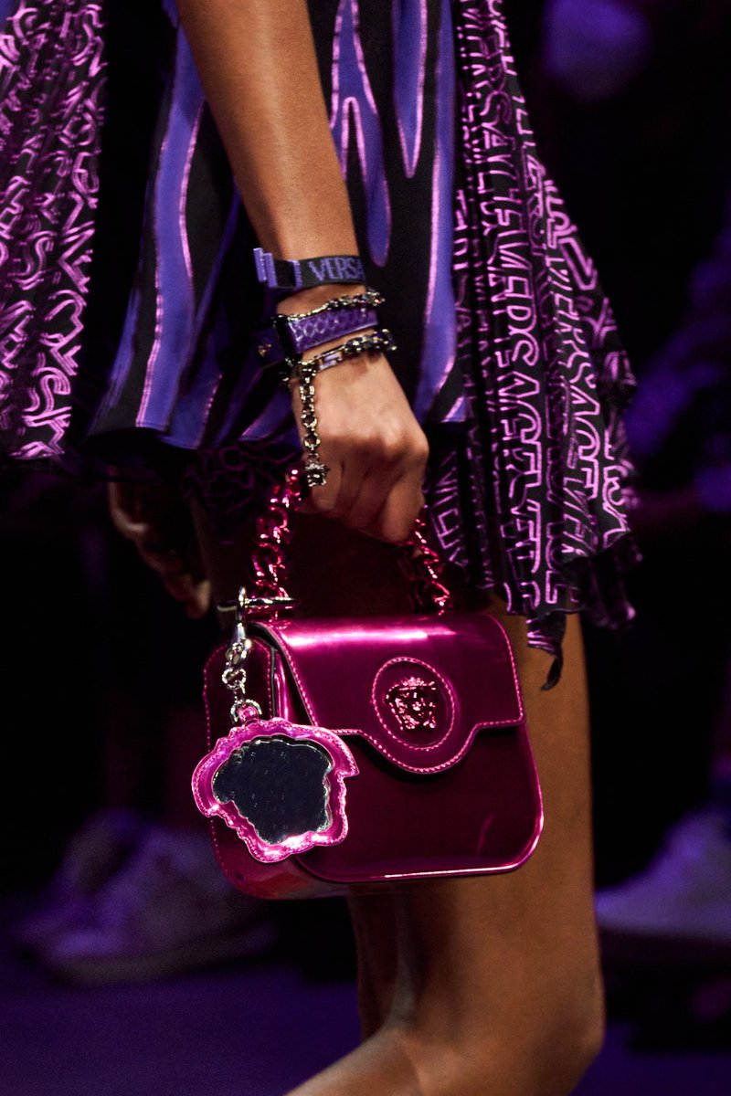fashunKLMY's tweet photo. First look at #VersaceSS23! 💜

#milanfashionweek2022 #MilanoFashionWeek #milanfashionweek #mfw #MFW2022 #MFW22 #donatellaversace #Milan #versace https://t.co/VFJvQVPR0t