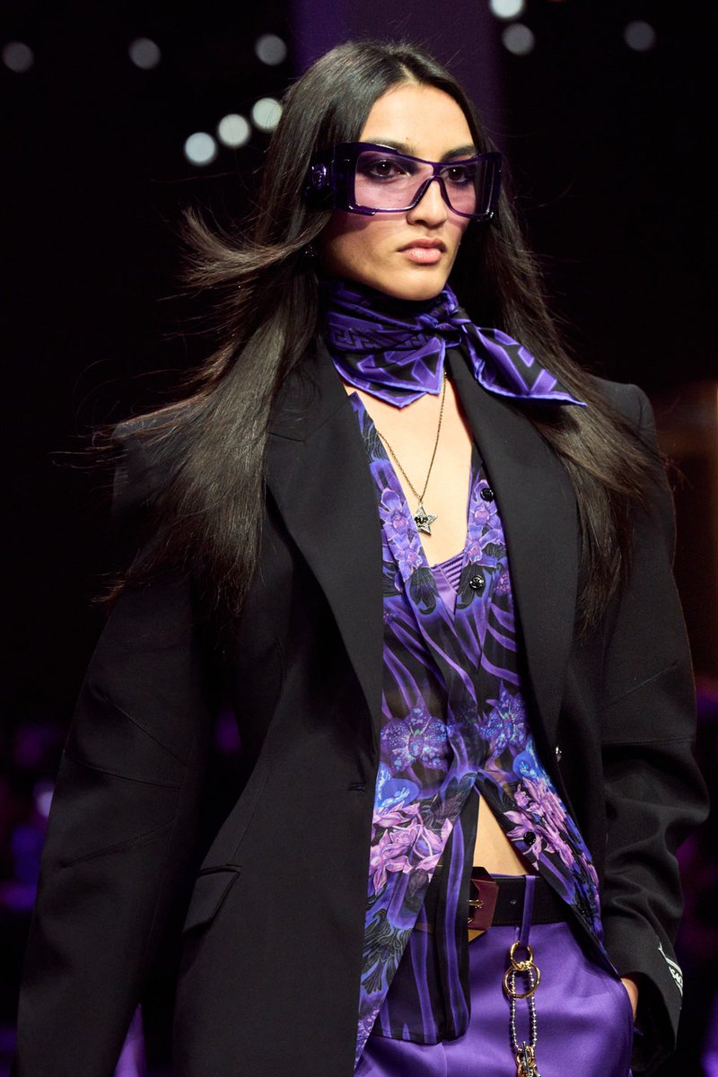 fashunKLMY's tweet photo. First look at #VersaceSS23! 💜

#milanfashionweek2022 #MilanoFashionWeek #milanfashionweek #mfw #MFW2022 #MFW22 #donatellaversace #Milan #versace https://t.co/VFJvQVPR0t