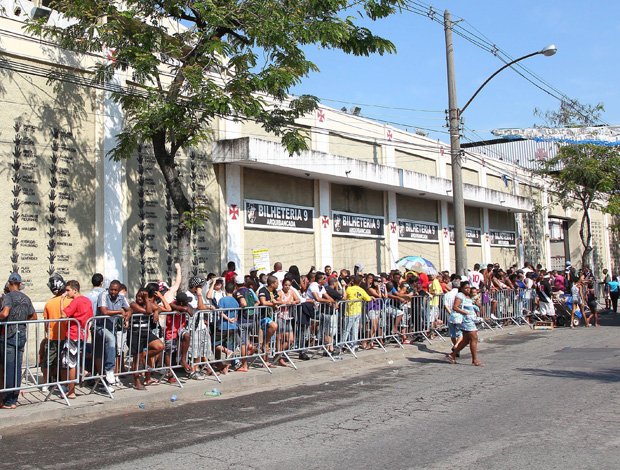 NewsAlmirantee's tweet photo. São Januário amanhece com a fila do perdão ao Ribamar. https://t.co/TE3leRBU0A