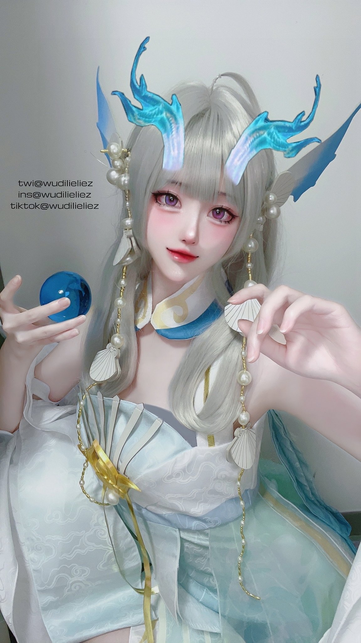 西施cos with a satisfied look