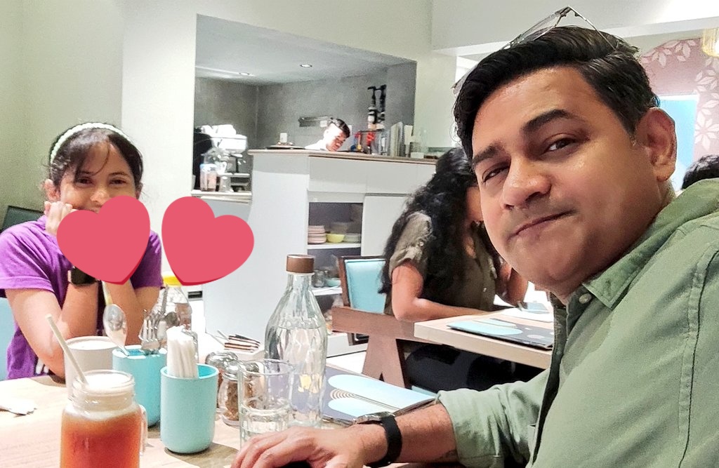 SanjeevJV's tweet photo. Tête-à-Tête with ma kiddo @pantrydor.. #PanAuChocolate #RaspberryCroissant #SaturdayEves #WeekendFun #DadnDaughterTime 🥰❤️💞💕 https://t.co/esz4y556rH