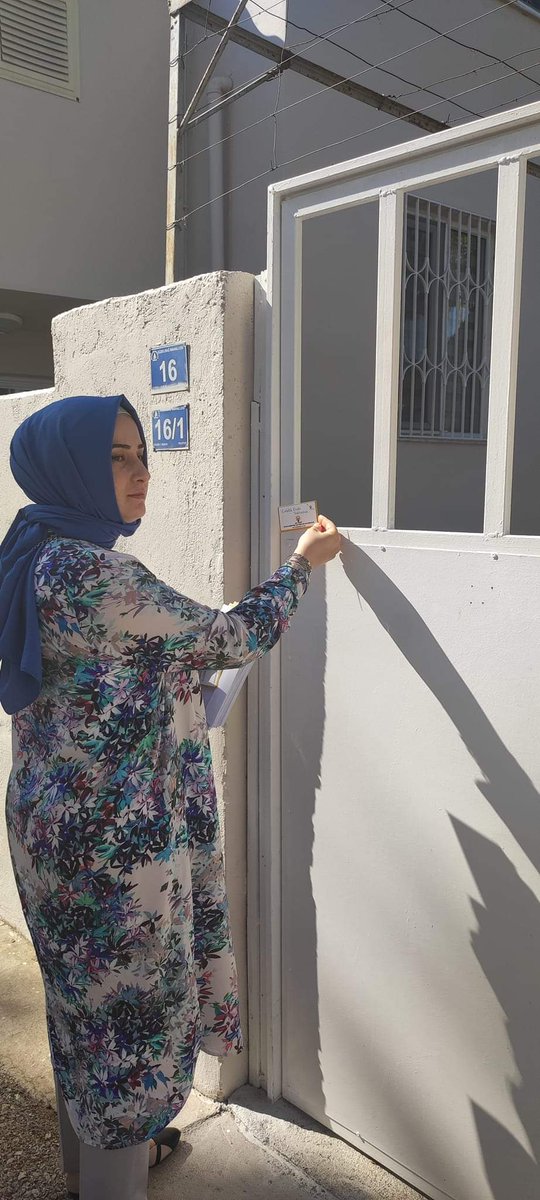 nhlunal's tweet image. Sağ taraf #Güzelbağ
Sol taraf #Güzeloba

Tam iki mahalle arası sınırda,Sayın Cumhurbaşkanımızın selamlarını ve Vatandaşlarımıza olan mektuplarını dağıtıyoruz

#Evde olmayan Vatandaşlarımıza 
📍📍Geldik evde yoktunuz kartlarını bırakıyoruz 

#GönüldenGönüle