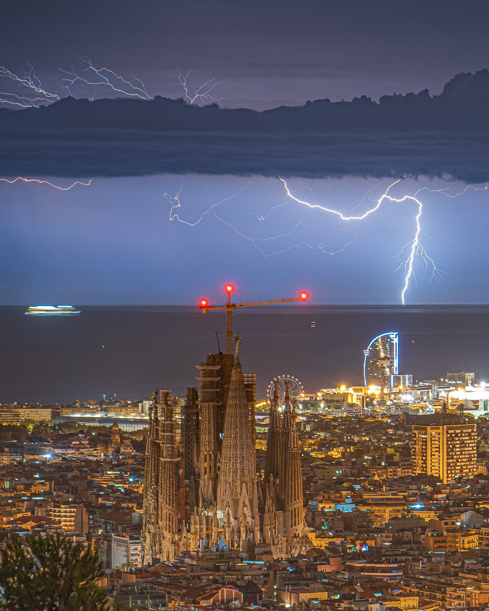 Aquesta matinada el cel s'ha volgut unir a les festes de La Mercè!🎇⚡
