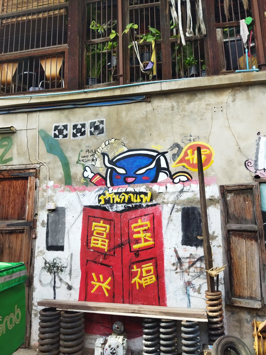 ProjectFatzilla's tweet image. กลับละคร้าบบบ แวะดื่มกาแฟก่อนกลับสักหน่อย ที่ร้าน Mother Roaster หน้าร้านถ้าไม่บอกว่านี่คือร้านกาแฟคือไม่รู้นะ555 แถวนี้ถ่ายรูปสวยมาก แวะมาได้ๆ แต่กาแฟไม่ได้ดื่มนะ555555 คนเยอะมากกกก