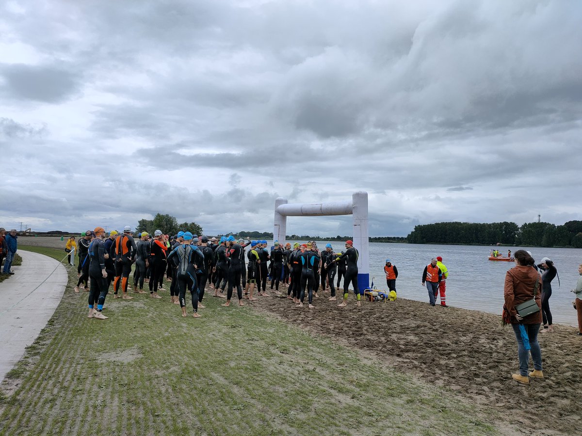 BrendaBrouwer's tweet photo. Roeland aanmoedigen voor de @TriathlonZwolle bij de #Milligersplas. 
1 kilometer zwemmen, 40 kilometer fietsen en 10 kilometer rennen. #Trots! https://t.co/ZYTOWcba6b