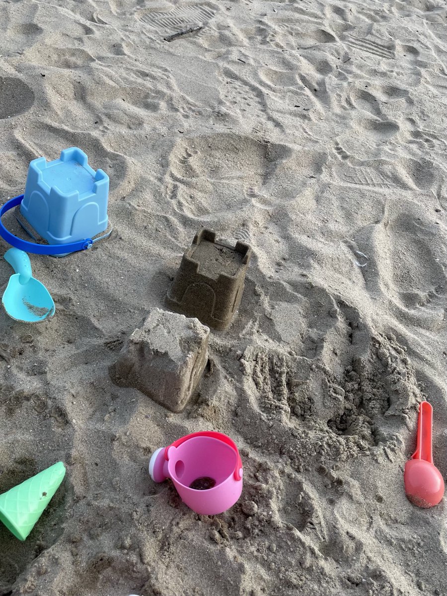 220924
FNS update

"The sandcastle that I built 🏰 
I did it well right 👻"

#WekiMeki #위키미키 #LUCY #루시 #노효정