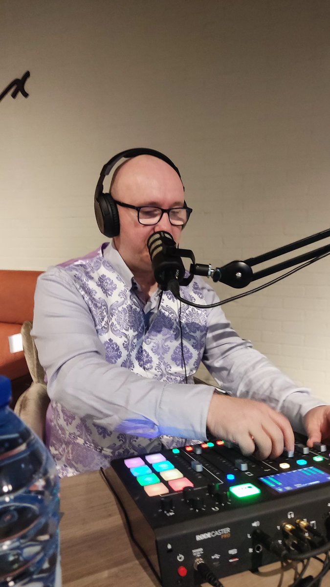Taxloss84's tweet photo. Onderwijspodcast in tour! 
@AObtweets 
Met @PhilippeAbbing @Kimvanstrien en @Taxloss84 maar ook met @jansoons . 
Houd de socials in de gaten. 
#congrestival #25jaaraob https://t.co/RSY32rdVmX