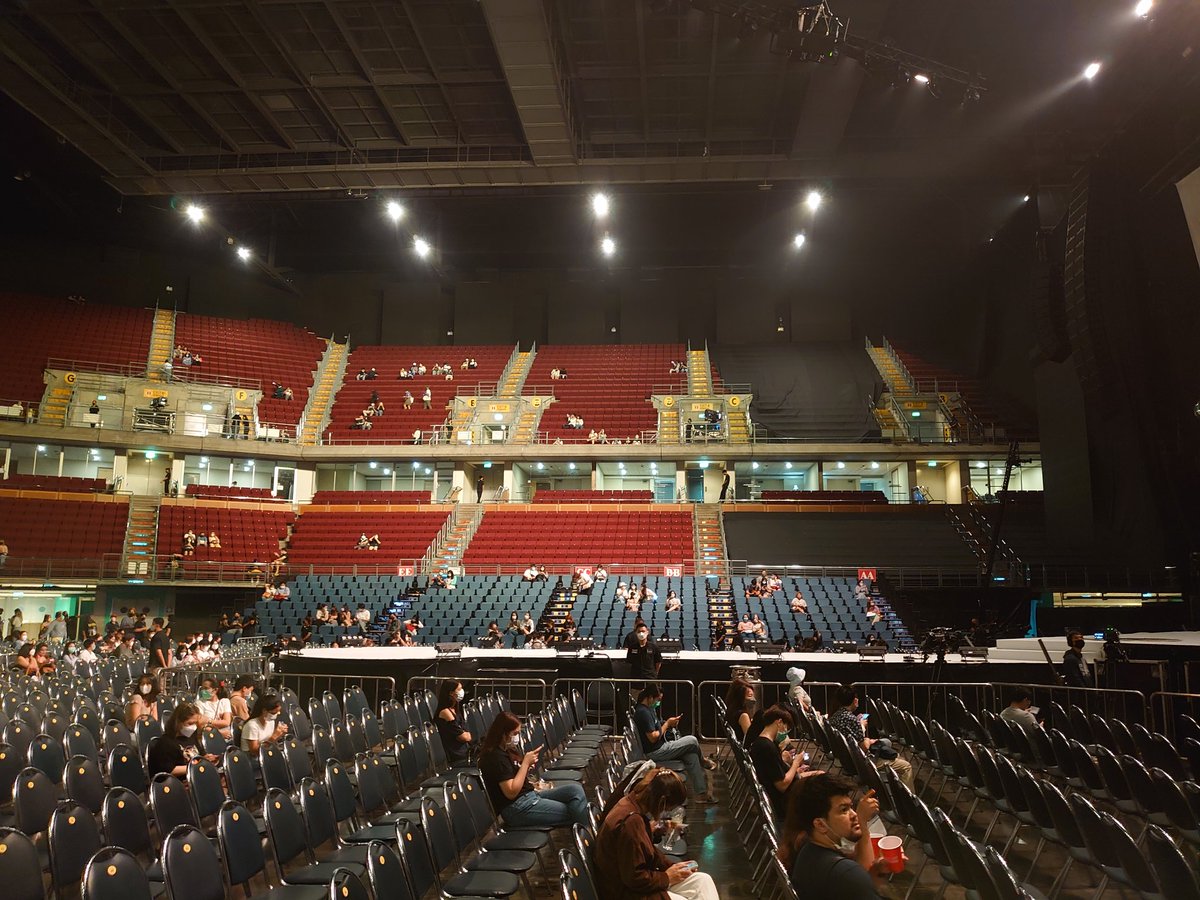 LittledevilXxx's tweet image. #มหรสพวันนี้ #ด้วยรักและแอบดีคอนเสิร์ต #dooropen