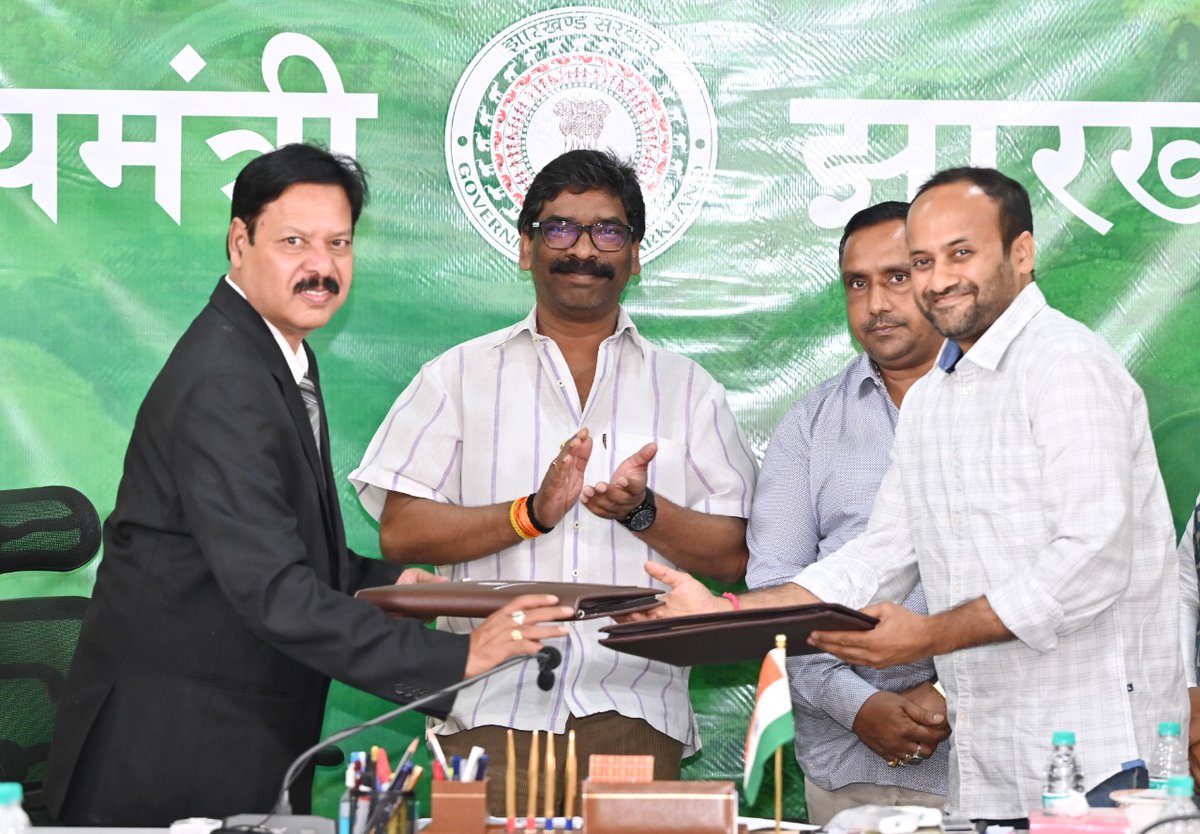 राज्य में उच्च शिक्षा के क्षेत्र में ऐतिहासिक शुरुआत।

मुख्यमंत्री श्री <a href="/HemantSorenJMM/">Hemant Soren</a> की उपस्थिति में अजीम प्रेमजी यूनिवर्सिटी के निर्माण हेतु उच्च एवं तकनीकी शिक्षा विभाग झारखण्ड सरकार तथा अजीम प्रेमजी फाउंडेशन के बीच MoU