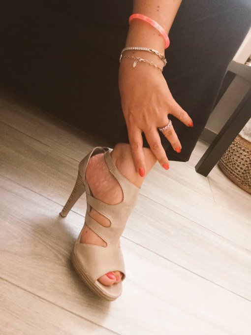 DeaFlora1's tweet photo. Felice weekend a tutti 😘😉
#feetfinder #feet #feetsoles #soles #massagefeet  #Twitter #piedini #piedi #piantedeipiedi #hypefeet #buonasera #buonsabato https://t.co/FL0SuPy8ZV