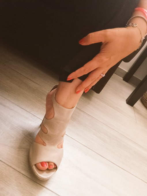 DeaFlora1's tweet photo. Felice weekend a tutti 😘😉
#feetfinder #feet #feetsoles #soles #massagefeet  #Twitter #piedini #piedi #piantedeipiedi #hypefeet #buonasera #buonsabato https://t.co/FL0SuPy8ZV
