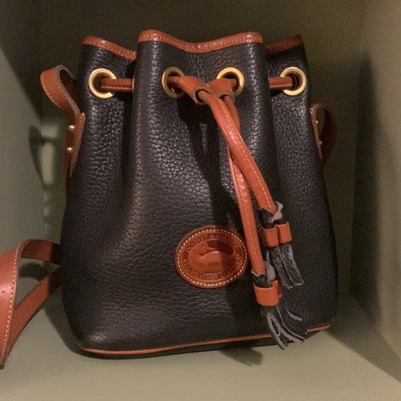 radames40003789's tweet photo. So good I had to share! Check out all the items I'm loving on @Poshmarkapp #poshmark #fashion #style #shopmycloset #dooneybourke: https://t.co/xbNxvL5b62 https://t.co/JIyZPSSHB8