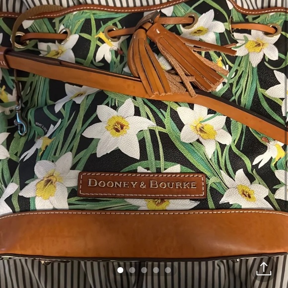 radames40003789's tweet photo. So good I had to share! Check out all the items I'm loving on @Poshmarkapp #poshmark #fashion #style #shopmycloset #dooneybourke: https://t.co/xbNxvL5b62 https://t.co/JIyZPSSHB8