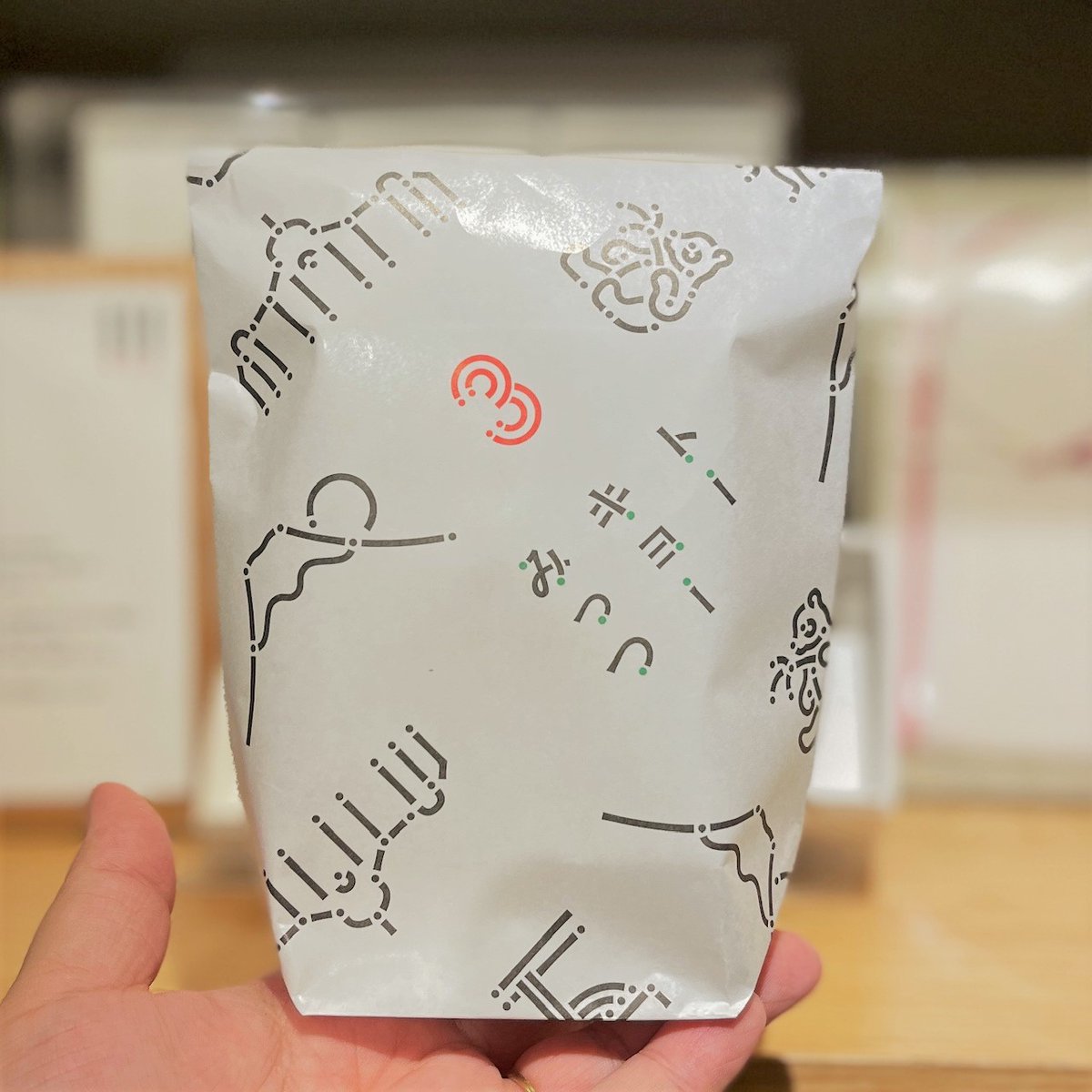 TOKYO3_'s tweet photo. バングルとイヤリングはどちらも美しい水引のデザインです。特殊コーティングしているので汚れや水滴がつきにくくなっています。#トーキョーみっつ #グランスタ東京 #東京駅 #TRART #水引 #アクセサリー #気の利いた贈り物 https://t.co/JZS4hi4C4Z