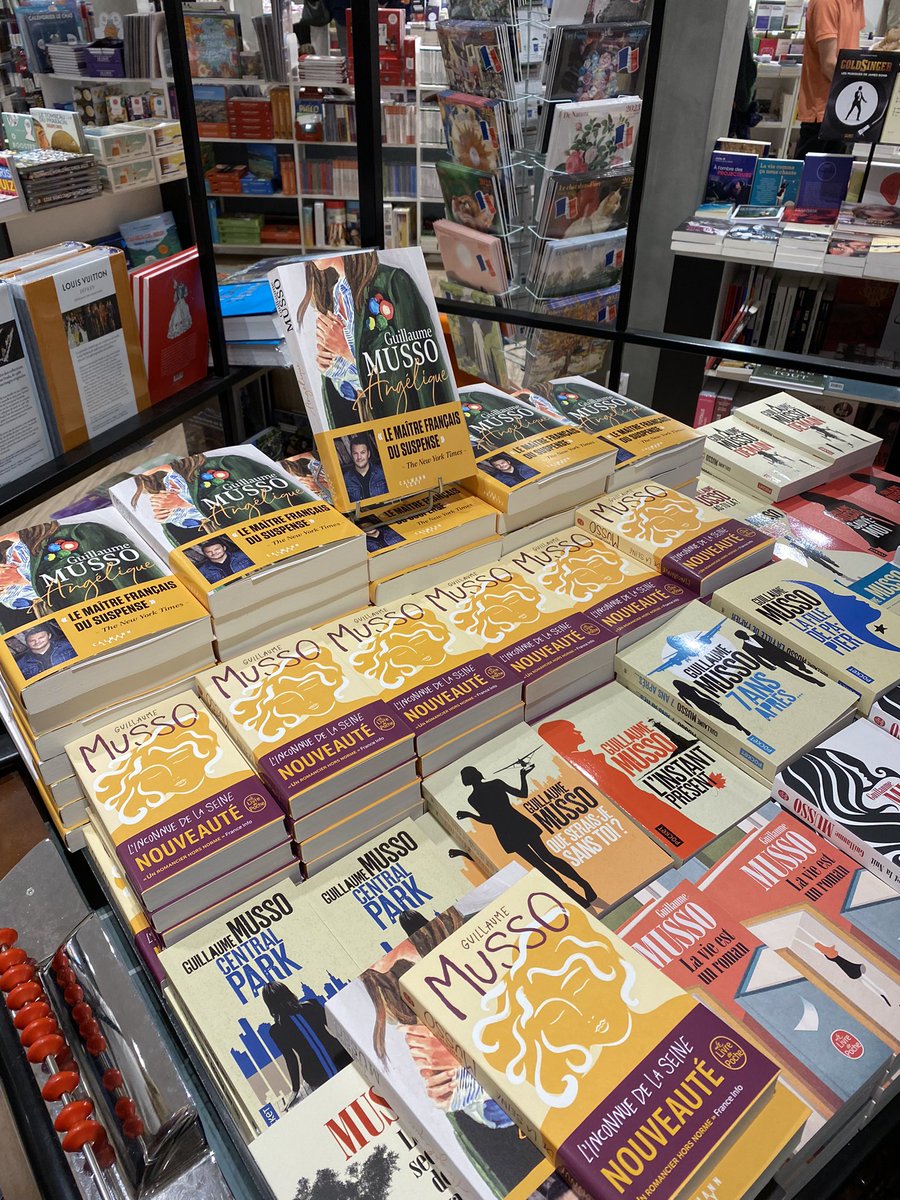 calmann_levy's tweet photo. #Dedicace de @Guillaume_Musso ce matin à la librairie @divanlibrairie 😍📚 https://t.co/mFDQOzRiyC