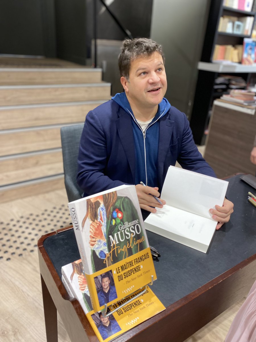 calmann_levy's tweet photo. #Dedicace de @Guillaume_Musso ce matin à la librairie @divanlibrairie 😍📚 https://t.co/mFDQOzRiyC