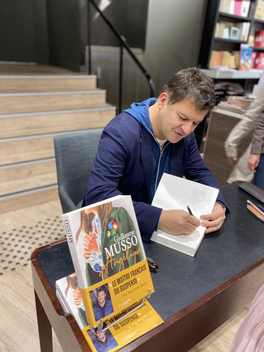 calmann_levy's tweet photo. #Dedicace de @Guillaume_Musso ce matin à la librairie @divanlibrairie 😍📚 https://t.co/mFDQOzRiyC